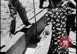 Standbild Indianer dip Schafe in chemischen Bad United States USA, 1941, aus Sekunde 30 historischem Filmmaterial Videoclip 65675078237