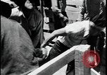Standbild Indianer dip Schafe in chemischen Bad United States USA, 1941, aus Sekunde 36 historischem Filmmaterial Videoclip 65675078237