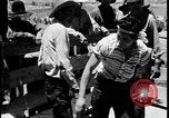 Standbild Indianer dip Schafe in chemischen Bad United States USA, 1941, aus Sekunde 39 historischem Filmmaterial Videoclip 65675078237