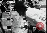 Standbild Indianer dip Schafe in chemischen Bad United States USA, 1941, aus Sekunde 44 historischem Filmmaterial Videoclip 65675078237