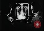 Immagine di Nativi indiani americani controllati per la tubercolosi United States USA, 1941, secondo 47 filmato di repertorio 65675078238