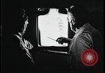 Immagine di Nativi indiani americani controllati per la tubercolosi United States USA, 1941, secondo 55 filmato di repertorio 65675078238
