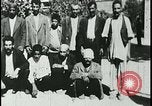 Image iraniens qui sont attaquées par des villageois enragé wolf l'Iran, 1955, de la seconde 32 séquences d'archives historiques vidéo 65675078244