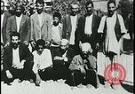 Image iraniens qui sont attaquées par des villageois enragé wolf l'Iran, 1955, de la seconde 33 séquences d'archives historiques vidéo 65675078244