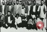 Image iraniens qui sont attaquées par des villageois enragé wolf l'Iran, 1955, de la seconde 34 séquences d'archives historiques vidéo 65675078244