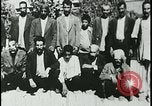 Image iraniens qui sont attaquées par des villageois enragé wolf l'Iran, 1955, de la seconde 35 séquences d'archives historiques vidéo 65675078244