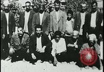 Image iraniens qui sont attaquées par des villageois enragé wolf l'Iran, 1955, de la seconde 36 séquences d'archives historiques vidéo 65675078244