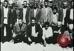 Image iraniens qui sont attaquées par des villageois enragé wolf l'Iran, 1955, de la seconde 37 séquences d'archives historiques vidéo 65675078244