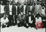 Image iraniens qui sont attaquées par des villageois enragé wolf l'Iran, 1955, de la seconde 39 séquences d'archives historiques vidéo 65675078244