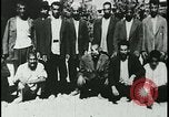 Image iraniens qui sont attaquées par des villageois enragé wolf l'Iran, 1955, de la seconde 40 séquences d'archives historiques vidéo 65675078244