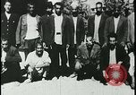 Image iraniens qui sont attaquées par des villageois enragé wolf l'Iran, 1955, de la seconde 41 séquences d'archives historiques vidéo 65675078244