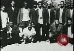 Image iraniens qui sont attaquées par des villageois enragé wolf l'Iran, 1955, de la seconde 42 séquences d'archives historiques vidéo 65675078244