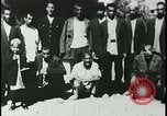 Image iraniens qui sont attaquées par des villageois enragé wolf l'Iran, 1955, de la seconde 43 séquences d'archives historiques vidéo 65675078244