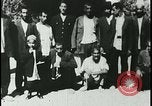 Image iraniens qui sont attaquées par des villageois enragé wolf l'Iran, 1955, de la seconde 44 séquences d'archives historiques vidéo 65675078244