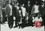 Image iraniens qui sont attaquées par des villageois enragé wolf l'Iran, 1955, de la seconde 46 séquences d'archives historiques vidéo 65675078244