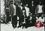 Image iraniens qui sont attaquées par des villageois enragé wolf l'Iran, 1955, de la seconde 47 séquences d'archives historiques vidéo 65675078244