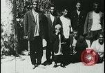 Image iraniens qui sont attaquées par des villageois enragé wolf l'Iran, 1955, de la seconde 48 séquences d'archives historiques vidéo 65675078244