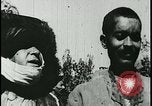 Image iraniens qui sont attaquées par des villageois enragé wolf l'Iran, 1955, de la seconde 49 séquences d'archives historiques vidéo 65675078244