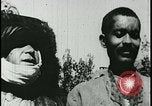 Image iraniens qui sont attaquées par des villageois enragé wolf l'Iran, 1955, de la seconde 50 séquences d'archives historiques vidéo 65675078244
