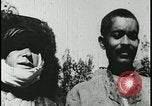 Image iraniens qui sont attaquées par des villageois enragé wolf l'Iran, 1955, de la seconde 51 séquences d'archives historiques vidéo 65675078244