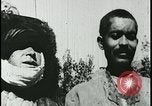 Image iraniens qui sont attaquées par des villageois enragé wolf l'Iran, 1955, de la seconde 52 séquences d'archives historiques vidéo 65675078244