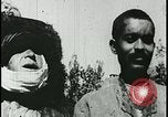Image iraniens qui sont attaquées par des villageois enragé wolf l'Iran, 1955, de la seconde 53 séquences d'archives historiques vidéo 65675078244