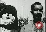 Image iraniens qui sont attaquées par des villageois enragé wolf l'Iran, 1955, de la seconde 54 séquences d'archives historiques vidéo 65675078244