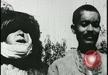 Image iraniens qui sont attaquées par des villageois enragé wolf l'Iran, 1955, de la seconde 55 séquences d'archives historiques vidéo 65675078244