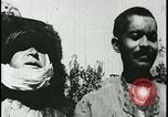 Image iraniens qui sont attaquées par des villageois enragé wolf l'Iran, 1955, de la seconde 56 séquences d'archives historiques vidéo 65675078244