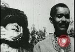 Image iraniens qui sont attaquées par des villageois enragé wolf l'Iran, 1955, de la seconde 57 séquences d'archives historiques vidéo 65675078244