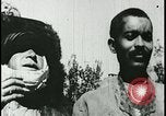 Image iraniens qui sont attaquées par des villageois enragé wolf l'Iran, 1955, de la seconde 58 séquences d'archives historiques vidéo 65675078244