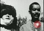 Image iraniens qui sont attaquées par des villageois enragé wolf l'Iran, 1955, de la seconde 59 séquences d'archives historiques vidéo 65675078244