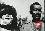 Image iraniens qui sont attaquées par des villageois enragé wolf l'Iran, 1955, de la seconde 60 séquences d'archives historiques vidéo 65675078244