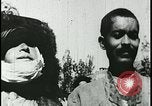 Image iraniens qui sont attaquées par des villageois enragé wolf l'Iran, 1955, de la seconde 61 séquences d'archives historiques vidéo 65675078244