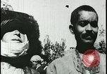 Image iraniens qui sont attaquées par des villageois enragé wolf l'Iran, 1955, de la seconde 62 séquences d'archives historiques vidéo 65675078244