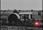 Image Champ de labour tracteurs Ford United States USA, 1935, de la seconde 3 séquences d'archives historiques vidéo 65675078251