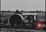 Image Champ de labour tracteurs Ford United States USA, 1935, de la seconde 4 séquences d'archives historiques vidéo 65675078251