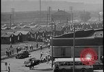 Standbild UAW-Mitglieder stimmen auf den ersten Vertrag mit der Ford Motor Company Dearborn Michigan USA, 1941, aus Sekunde 16 historischem Filmmaterial Videoclip 65675078267