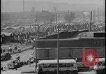 Standbild UAW-Mitglieder stimmen auf den ersten Vertrag mit der Ford Motor Company Dearborn Michigan USA, 1941, aus Sekunde 18 historischem Filmmaterial Videoclip 65675078267