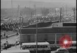 Standbild UAW-Mitglieder stimmen auf den ersten Vertrag mit der Ford Motor Company Dearborn Michigan USA, 1941, aus Sekunde 19 historischem Filmmaterial Videoclip 65675078267