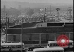 Standbild UAW-Mitglieder stimmen auf den ersten Vertrag mit der Ford Motor Company Dearborn Michigan USA, 1941, aus Sekunde 22 historischem Filmmaterial Videoclip 65675078267