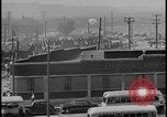 Standbild UAW-Mitglieder stimmen auf den ersten Vertrag mit der Ford Motor Company Dearborn Michigan USA, 1941, aus Sekunde 23 historischem Filmmaterial Videoclip 65675078267