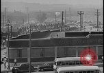 Standbild UAW-Mitglieder stimmen auf den ersten Vertrag mit der Ford Motor Company Dearborn Michigan USA, 1941, aus Sekunde 24 historischem Filmmaterial Videoclip 65675078267
