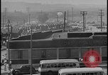 Standbild UAW-Mitglieder stimmen auf den ersten Vertrag mit der Ford Motor Company Dearborn Michigan USA, 1941, aus Sekunde 25 historischem Filmmaterial Videoclip 65675078267