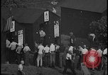 Standbild UAW-Mitglieder stimmen auf den ersten Vertrag mit der Ford Motor Company Dearborn Michigan USA, 1941, aus Sekunde 28 historischem Filmmaterial Videoclip 65675078267