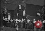 Standbild UAW-Mitglieder stimmen auf den ersten Vertrag mit der Ford Motor Company Dearborn Michigan USA, 1941, aus Sekunde 29 historischem Filmmaterial Videoclip 65675078267