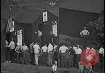 Standbild UAW-Mitglieder stimmen auf den ersten Vertrag mit der Ford Motor Company Dearborn Michigan USA, 1941, aus Sekunde 30 historischem Filmmaterial Videoclip 65675078267