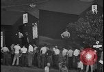 Standbild UAW-Mitglieder stimmen auf den ersten Vertrag mit der Ford Motor Company Dearborn Michigan USA, 1941, aus Sekunde 31 historischem Filmmaterial Videoclip 65675078267