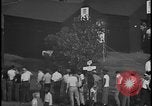Standbild UAW-Mitglieder stimmen auf den ersten Vertrag mit der Ford Motor Company Dearborn Michigan USA, 1941, aus Sekunde 32 historischem Filmmaterial Videoclip 65675078267