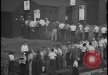 Standbild UAW-Mitglieder stimmen auf den ersten Vertrag mit der Ford Motor Company Dearborn Michigan USA, 1941, aus Sekunde 34 historischem Filmmaterial Videoclip 65675078267